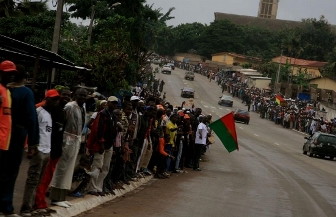 Foule  Bouak lors de la crmonie de la flamme de la paix