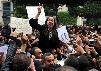 L'opposante Maya Jeridi lors d'une manifestation devant le ministre de l'intrieur  Tunis