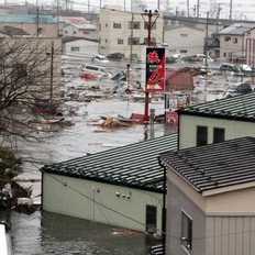 La ville de Shiogama au Japon sous les eaux aprs le tremblement de terre du 12 mars