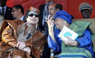 Mouammar Kadhafi ici  Dakar lors du fesman en dcembre 2010, avec Ellen Johnson Sirleaf