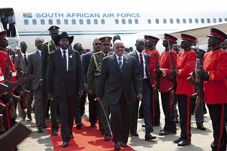 Salva Kiir prsident du Sud Soudan et Omar El Bechir  l'aroport de Juba le 9 juillet 2011