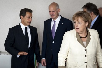 Nicolas Sarkozy, George Papandreou (1er ministre grec) et Angela Merkel  Bruxelles le 21 juillet 2011