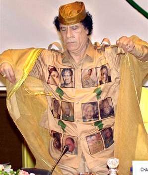 Mouammar Kadhafi vêtu d'une chemise panafricaine