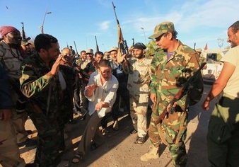 Des combattants du CNT clbrent la chute de Mouammar Kadhafi le 20 octobre 2011