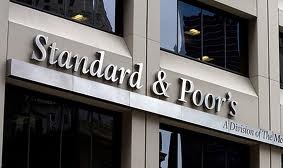 Le rle des agences de notation, ici Standard and Poor's est apparu au grand jour avec la crise