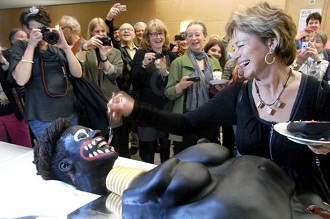 Lena Adelsohn découpant le fameux gâteau du scandale