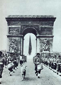 Des tirailleurs dfilant sous l'arc de triomphe