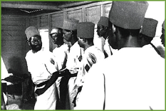 Des images de "tirailleurs" au Camp de Thiaroye extraites du film "Camp de Thiaroye" (1988) de Sembène Ousmane