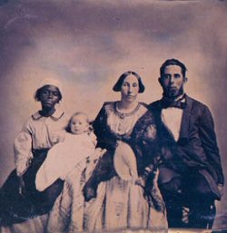 Cette photographie prise entre 1859 et 1864 représente une famille de planteurs de la Virginie, dans le Sud des Etats unis. L’esclave tient dans ses bras le bébé du couple blanc, dont elle est la nourrice.