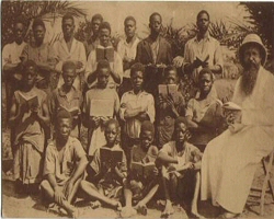 Congo Belge, groupe d'coliers et missionnaire (carte postale, dbut du XXime sicle)