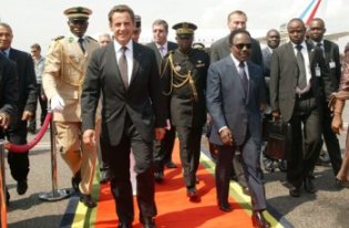 Omar Bongo et Nicolas Sarkozy lors d'une visite de ce dernier  Libreville