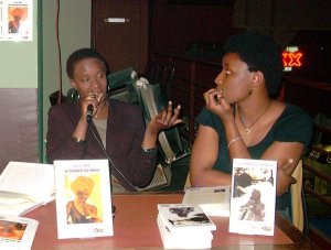 Khadi Hane (à l'arrière-plan) lors d'une presentation de son livre le "collier de paille " en région parisienne