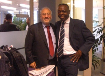Clestin Monga en compagnie de Joseph Stiglitz, prix nobel d'conomie