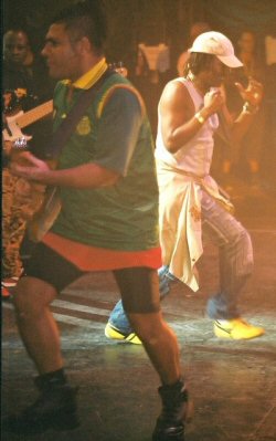 Alpha Blondy sur scne avec son guitariste Mao Otayeck