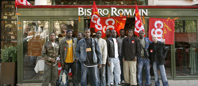 Occupation d'un restaurant "Bistrot Romain" au 122 rue des Champs Elysées. 17 grêvistes sans papiers d'origine malienne et sénégalaise tentent d'obtenir des papiers alors qu'ils travaillent quotidiennement pour ce restaurant.