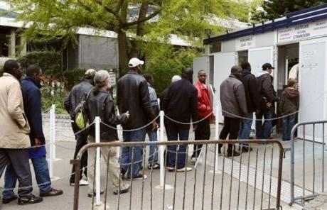 Des sans-papiers attendent de dposer un dossier de demande de rgularisation  la prfecture de Nanterre, le 23 avril 2008