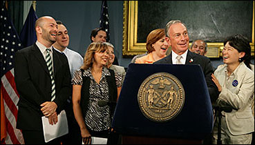 Michael Bloomberg annonçant la mesure prise par la ville en matière de langues