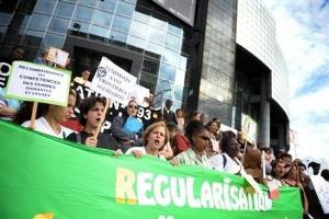Manifestation des salaries sans-papiers le 27 juin 2008 sur les marches de l'Opra-Bastille  Paris, pour rclamer leur rgularisation.  AFP/Archives  