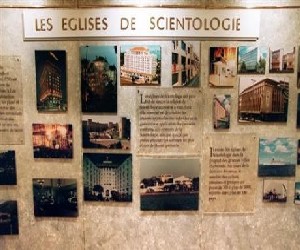 Vue d'un panneau d'information pris le 30 mai 2001 dans les locaux de l'Eglise de Scientologie  Paris