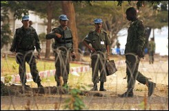 Un soldat congolais passe devant des membres de la Monuc, (août 2006)