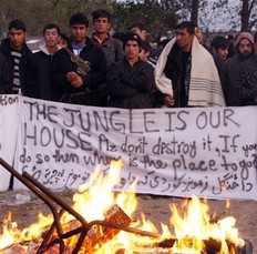 Des migrants clandestins manifestent avant leur �vacuation par les gendarmes � Calais