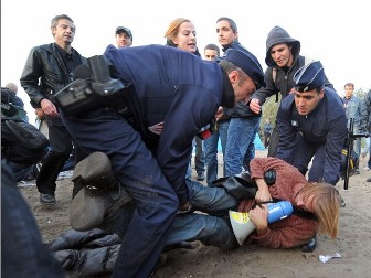 Un militant local essaye de faire barrage � l'action des gendarmes et des Crs