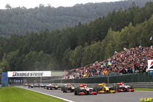 Lewis Hamilton prenant la t�te au premier virage