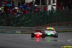 Lewis Hamilton derri�re la seconde voiture de s�curit�