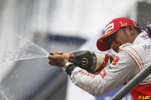 Lewis Hamilton c�l�brant sa victoire sur le podium