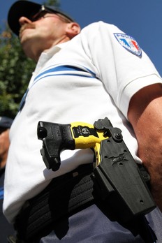 Un policier portant un pistolet Taser  la ceinture