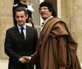 Nicolas Sarkozy et Mouammar Kadhafi en 2007 lors de la visite du dirigeant libyen en France