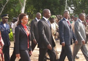 Malamine Koné en présence du ministre du développement social Sékou Diakité et du ministre de la défense Natié Pléa le 27 octobre