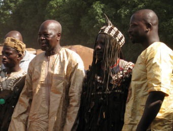 Malamine Koné et son père à Niena, le village natal, le 28 octobre