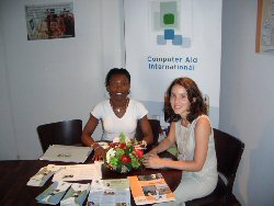 Patricia Titti et Caroline Fuseau sur le stand de CAI au sommet Africa Computing and Telecommunication 2004 (ACT 2004),  lIle Maurice en septembre 2004.