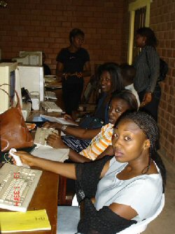 Jos, Nigeria Juillet 2004. Centre de formation informatique de l'Eglise Evanglique d'Afrique Centrale.  Jeunes femmes en formation sur des ordinateurs venant de CAI