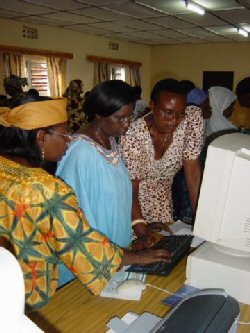 Kigali, Rwanda, fvrier 2004. Ouverture d'un centre informatique pour femmes  la Mairie de Nyarugenge (Kigali). Ordinateurs venant de CAI et offerts par Action Aid Rwanda