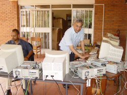 Rwanda, fvrier 2004. Hitesh Chauhan, Manager des systmes informatiques et Christian Salum Assistant de programmes Action Aid, prparent les ordinateurs de Computer Aid  distribuer aux partenaires d'Action Aid dans tout le pays.