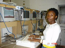 Patricia Titti, octobre 2004. Patricia est en train de surveiller la destruction des données d'un disque dur par le logiciel fourni à Computer Aid par Blancco