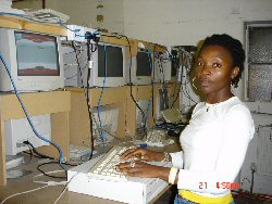 Patricia Titti, octobre 2004. Patricia est en train de surveiller la destruction des donnes d'un disque dur par le logiciel fourni  Computer Aid par Blancco