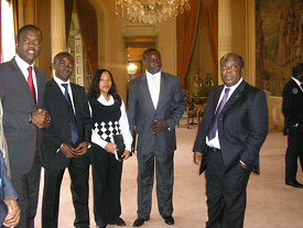 Invit  la chambre de commerce et dindustrie de Paris le Prsident de lABC Magassa Ibrahim et son bureau ont chang avec le gouverneur de la BCEAO, Premier Ministre de la Cte dIvoire en compagnie du Ministre de la communication Mme Studer.