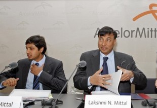 Lakshmi Mittal et son fils Aditya, directeur financier d'Arcelor Mittal en fvrier 2008