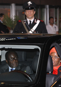 Le président Zimbabwéen Robert Mugabe et sa femme, à l'aéroport de Fiumicino à Rome, le 1er juin 2008.