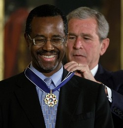 Le Dr Benjamin Carson dcor par le prsident Bush