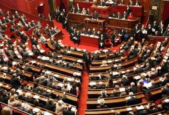 Pour l'hebdomadaire satirique, certains élus d'Outre-Mer ont été harcelés de manière à changer leur vote concernant la Réforme des Institutions