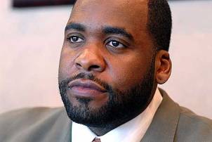 Devenu maire de Detroit en 2002, Kwame Kilpatrick est au centre d'une srie de scandales et refuse de dmissionner de son poste. Detroit News