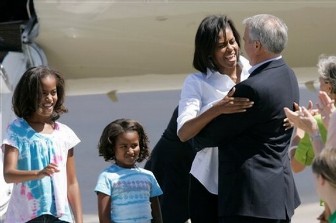 Michelle Obama et ses enfants Malia et Sasha accueillis à leur arrivée à Denver par Bill Ritter, gouverneur du Colorado le 24 août 2008