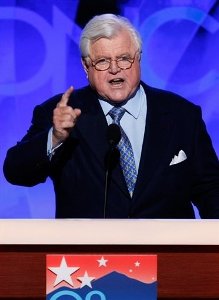 Le vieux "lion du Sénat" Edward Kennedy, a fait vibrer lundi soir la convention démocrate réunie à Denver en apparaissant émouvant et pugnace devant les délégués.