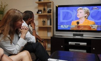 Barack Obama, qui s'est invit chez une famille amricaine, regarde le discours d'Hillary Clinton
