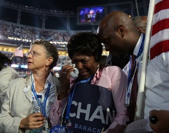 Une femme pleure aprs le discours d'acceptation de Barack Obama jeudi soir  Denver