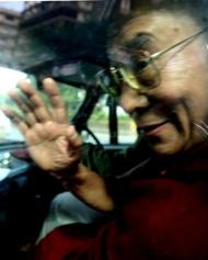 Le dala lama,  bord d'une voiture, entre  l'hpital Leelavati de Bombay jeudi